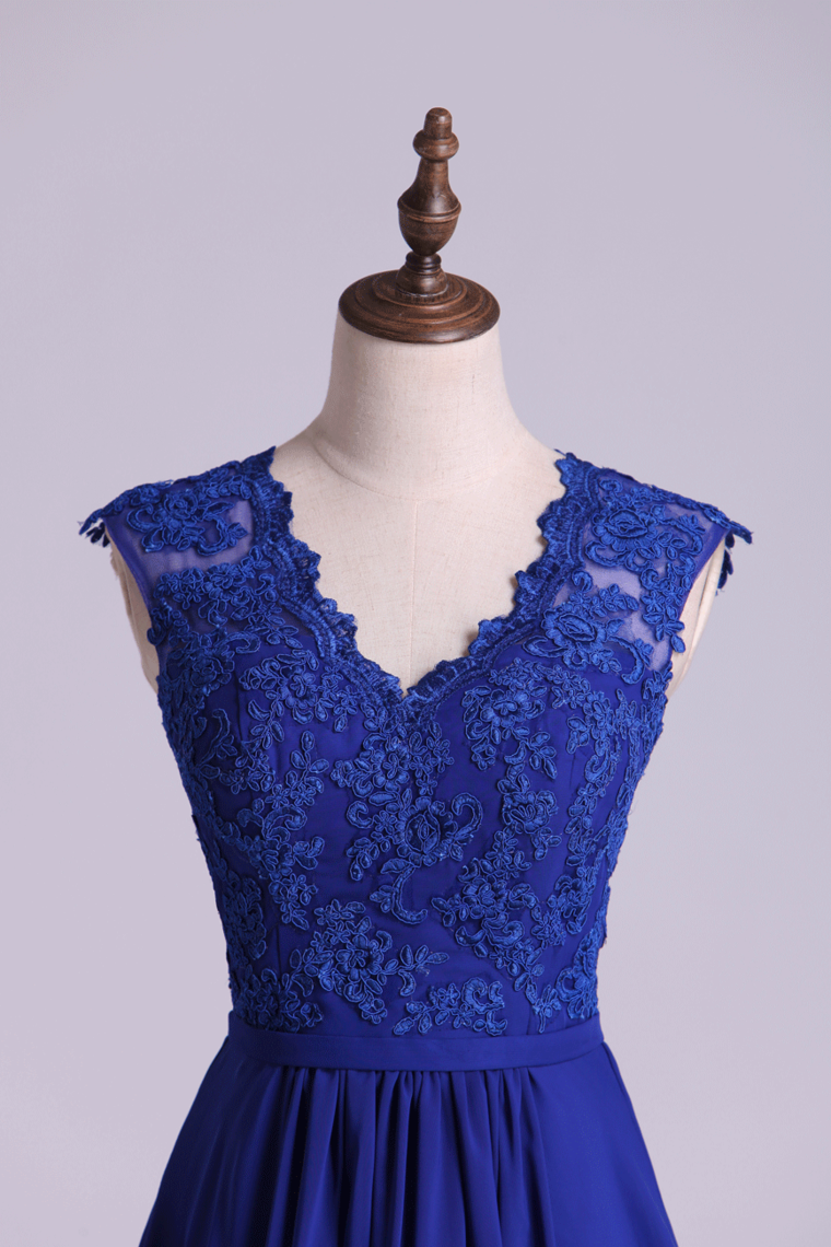 2022 Dark Royal Blue V-Neck Cocktail Dresses Tulle And Chiffon With Applique & Ribbon
