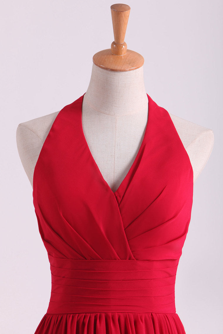 2022 Red Halter A Line Knee Length Chiffon Bridesmaid Dresses Ruched Bodice Burgundy/Maroon