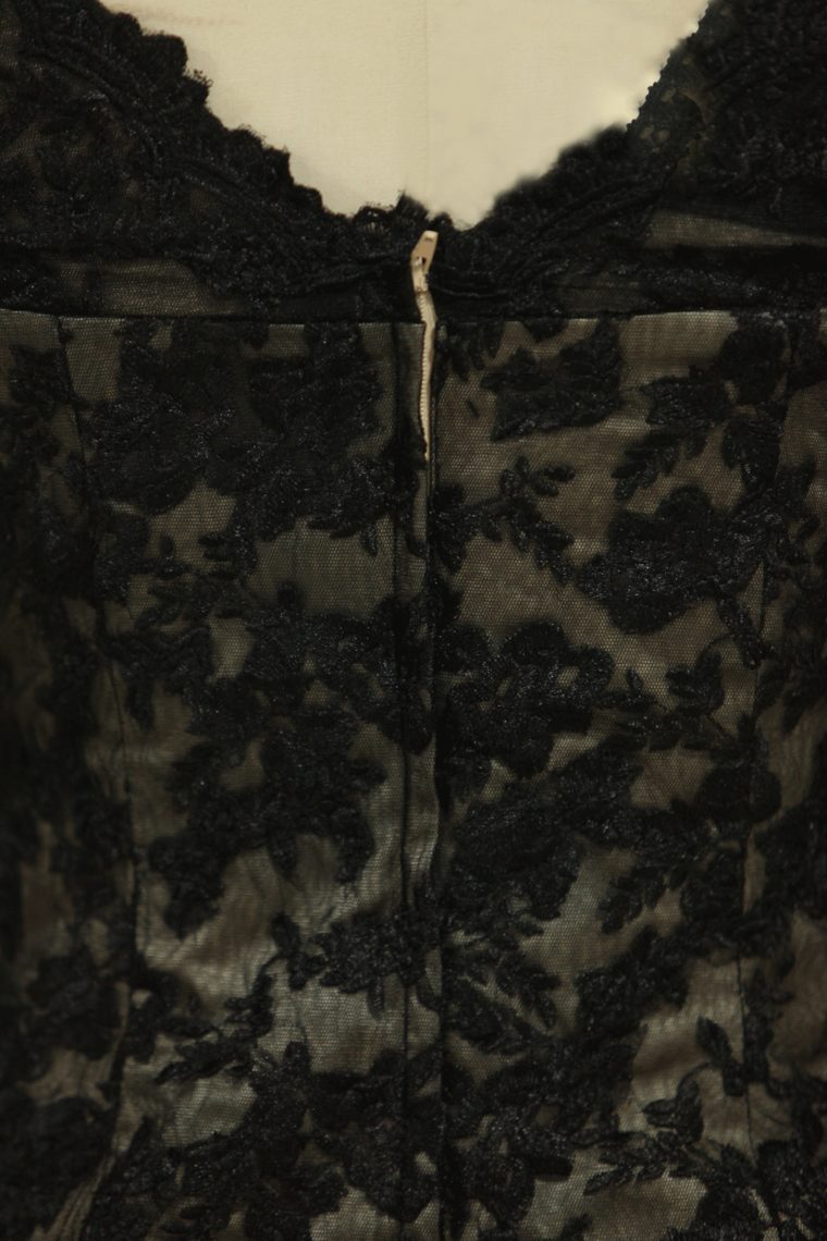 2022 Black Plus Size Off The Shoulder Lace Evening Dresses Knee Length With Applique
