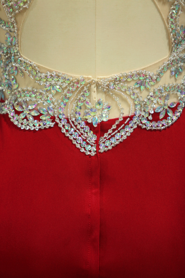 2022 Red V Neck Beaded Bodice Open Back Prom Dresses Column Spandex Sweep Train Plus Size