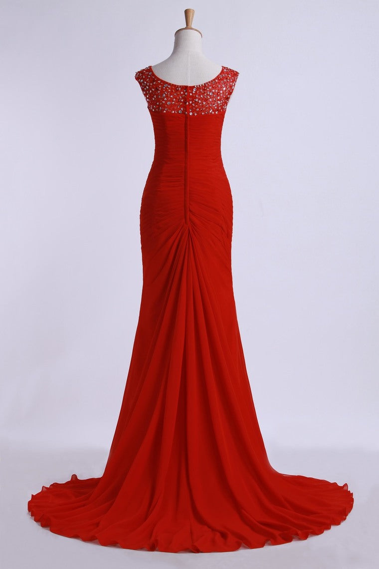 2022 Prom Dresses Off The Shoulder Pleated Bodice Sheath/Column Beaded Court Train