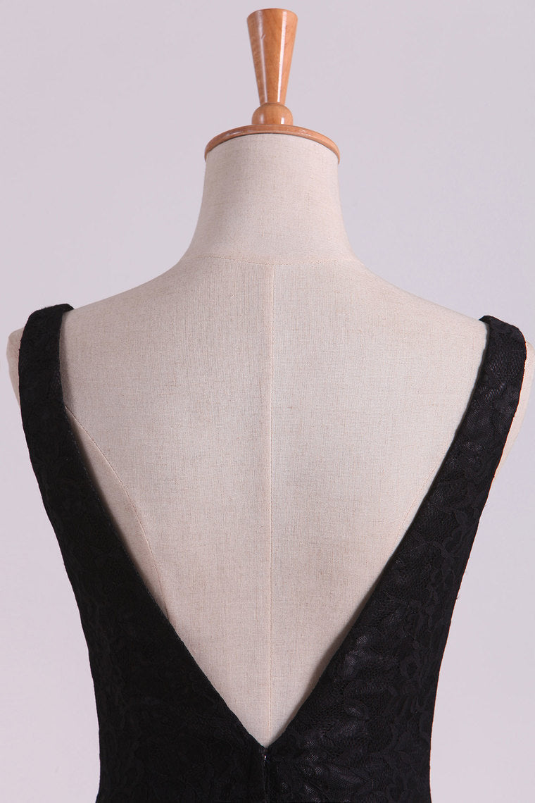 2022 Black Lace Evening Dresses V Neck Open Back Sweep Train Sheath