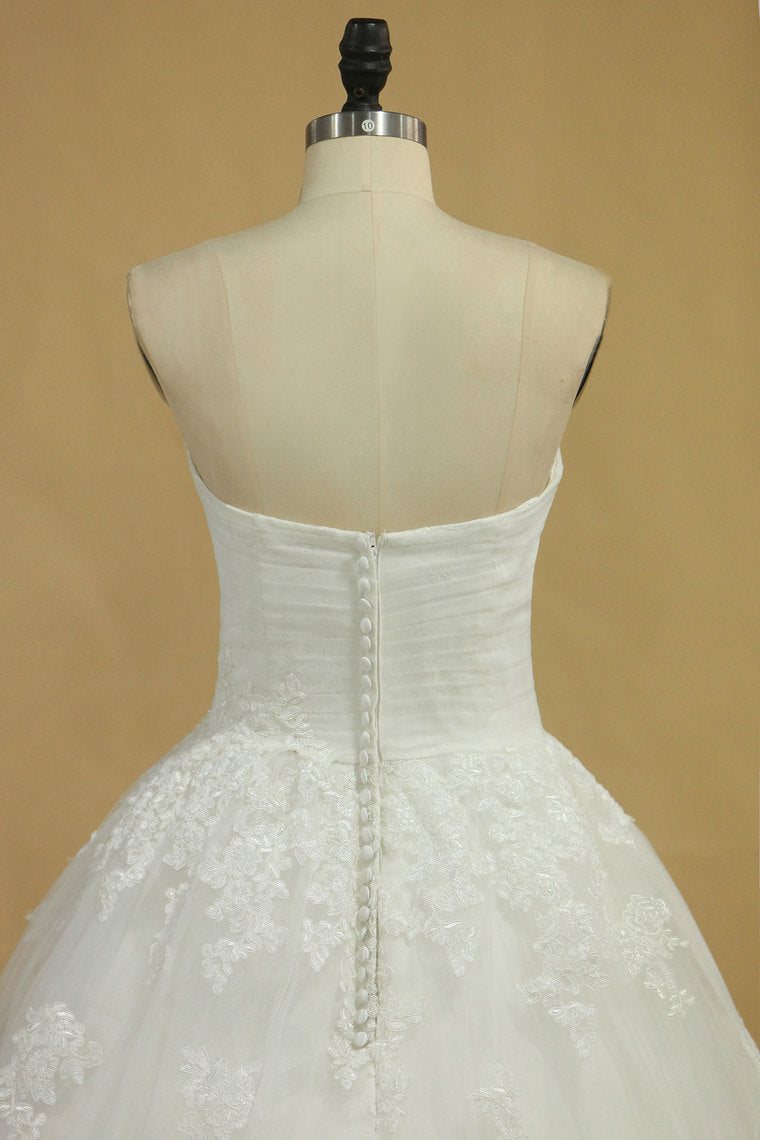 2022 Plus Size Wedding Dresses A-Line Sweetheart Court Train Tulle Applique Covered Button